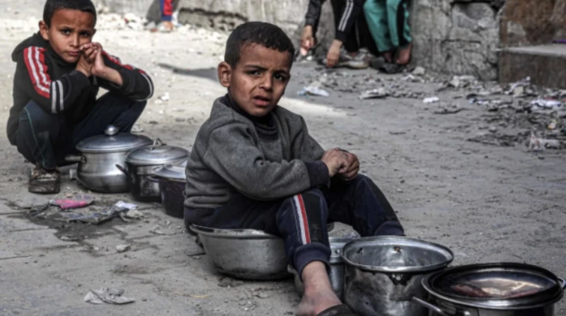 غذاء أمام الكاميرا وجوع خلف العدسة..