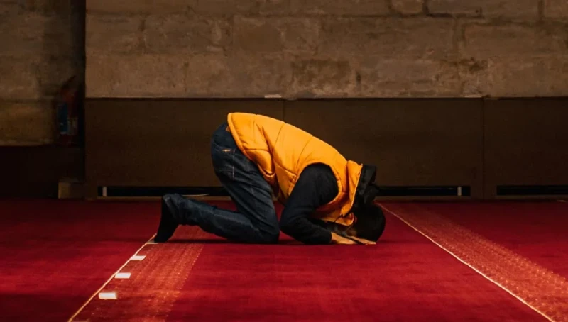 فتوى حول حكم الصلاة الفردية أثناء إقامة الجماعة