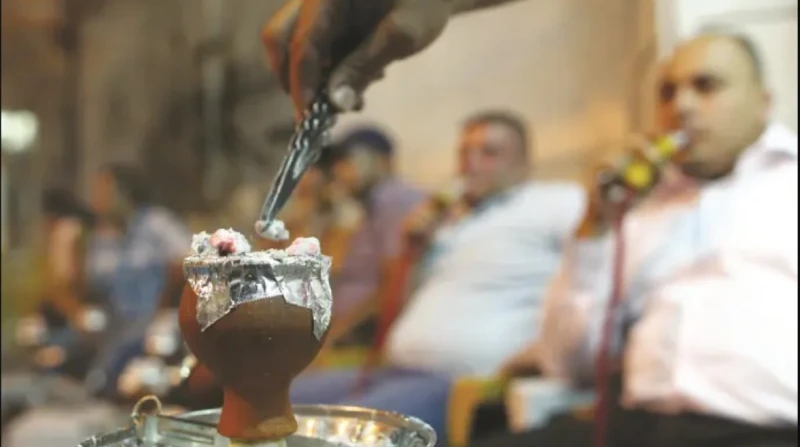 حفاظا على مزاج العرب.. قانون إسرائيلي لمكافحة التدخين يستثني الشيشة بدأت اللجنة الاقتصادية في الكنيست الإسرائيلي، اليوم، مناقشة مشروع قانون يحظر بيع السجائر الإلكترونية المنكهة، في