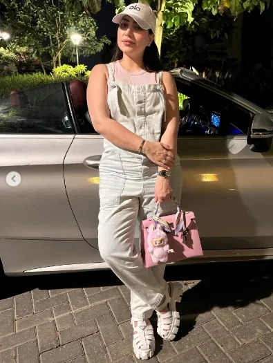 بوسي تخطف الأنظار بإطلالة جذابة في أحدث ظهور لها