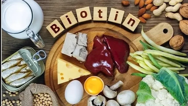 تأثير انقطاع الطمث على الجلد والشعر.. عنصر غذائي يساهم في تقليل المخاطر