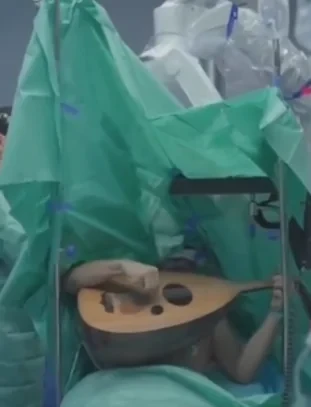 على أنغام «رجعوني عنيك».. مطرب عراقي يعزف أثناء استئصال ورم من دماغه