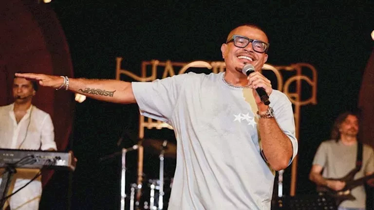 عمرو دياب يتألق ويحتل المسرح بأغنية “بابا” في حفله بالساحل الشمالي