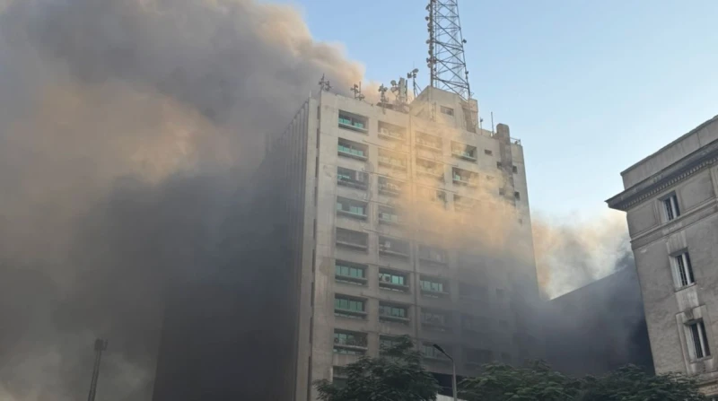 قرار عاجل من محافظ القاهرة بشأن حريق سنترال رمسيس وجه محافظ القاهرة، الدكتور إبراهيم صابر، اليوم، بتشكيل لجنة هندسية لبيان مدى تأثر مبنى سنترال رمسيس من الحريق الذي نشب به في وقت س