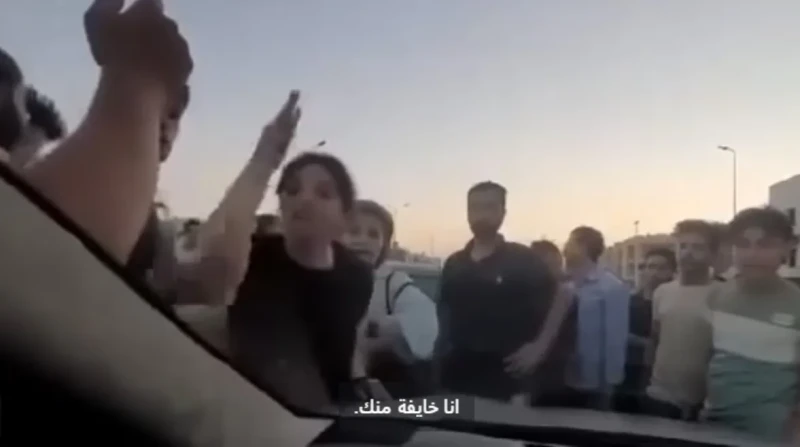 “من سيتجاوز أولاً” .. السلطات تحقق في فيديو يظهر اعتداء فتاة على امرأة في التجمع