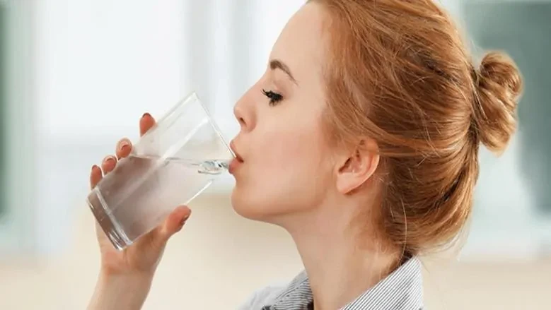 الأضرار التي تهدد صحة متناولي الماء المثلج في الطقس الحار يعتاد الأفراد خلال الأجواء الحارة التي يشهدها طقس الصيف على شرب الماء المثلج للشعور بالانتعاش وترطيب الجسم دون الانتباه إل