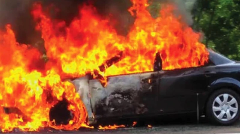 نجاة مساعد أمين عام بمجلس الوزراء وسائقه من حريق سيارة بالجيزة