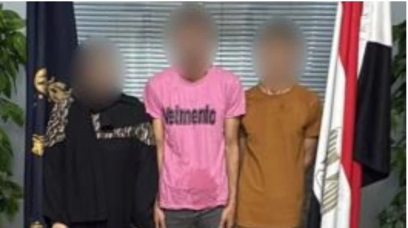 ضبط سيدة ورجلين لتعديهم على أجنبي وسرقة شقته بالتجمع الأول