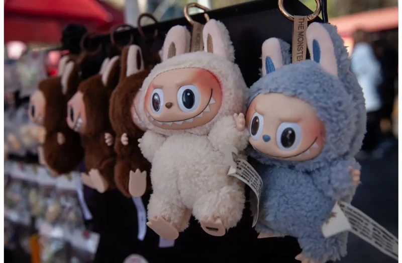 دمى لابوبو تثير الجدل عالميا.. من كيم كارداشيان إلى الطاقة الشيطانية اجتاحت دمى لابوبو الأسواق العالمية وأصبحت حديث السوشيال ميديا بعد أن ظهرت بحوزة نجمة تلفزيون الواقع كيم كارداشي