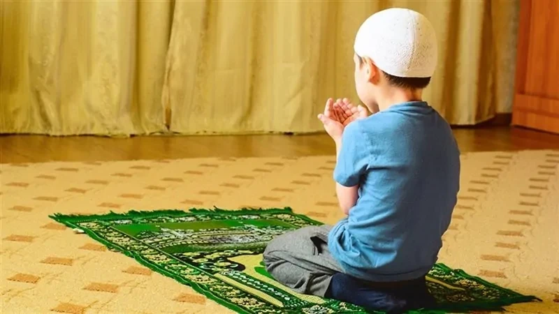 أهمية الصلاة في حياة الطفل؟.. علم ابنك تعتبر الصلاة واحدة من أهم الركائز التربوية والدينية التي تغرس في وجدان الطفل منذ الصغر، فهي رحلة يومية رحلة يومية تساعده في الانضباط، وتشعره 