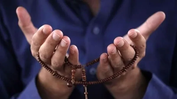 هل يعتبر رفع اليدين أثناء الدعاء ومسح الوجه أمرًا ضروريًا؟.. إجابة دار الإفتاء