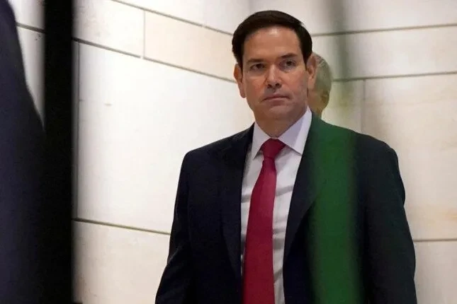 وزير الخارجية الأمريكي يعلن عن موعد تنفيذ الرسوم الجمركية التي وضعها ترامب.