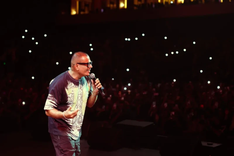 عمرو دياب يقدم عرضاً خيالياً في جدة ويؤدي ألبوم “ابتدينا” لأول مرة.
