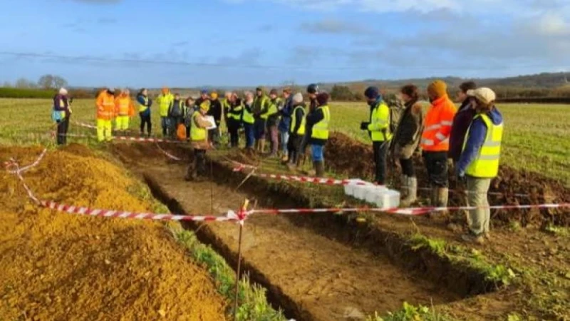 بجهاز كشف معادن.. اكتشاف مستوطنة وسيوف رومانية بحالة ممتازة في غلوسترشاير في واحدة من أهم الاكتشافات الأثرية خلال السنوات الأخيرة، عثر هاو للتنقيب على كنز تاريخي نادر في مقاطعة غلو