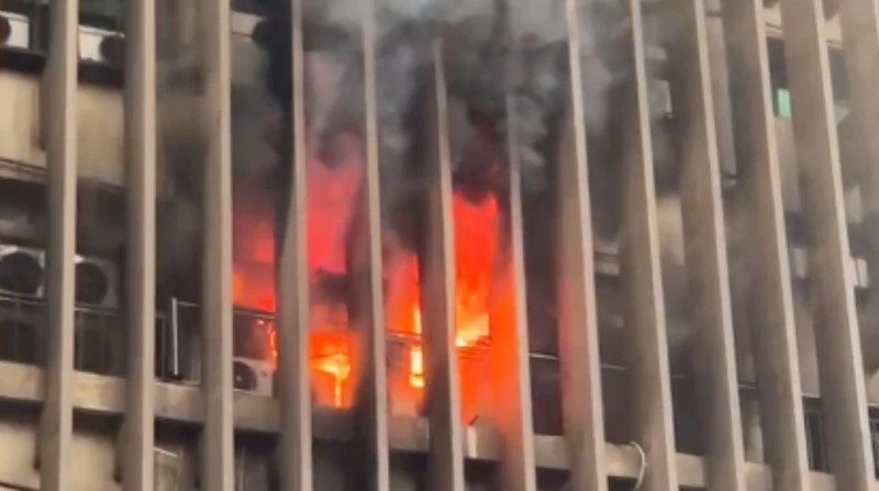 المصرية للاتصالات: استعادة الخدمات عقب محاصرة نيران سنترال رمسيس أعلنت الشركة المصرية للاتصالات، أن قوات الحماية المدنية تواصل جهودها للسيطرة على الحريق الذي اندلع بسنترال رمسيس بو