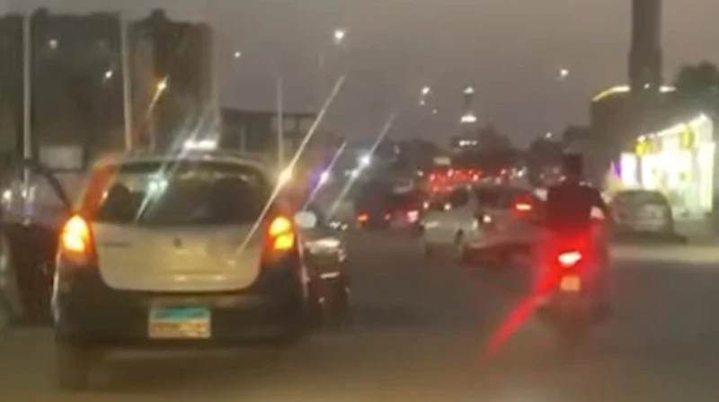 ضبط المتهمين بأداء حركات استعراضية ب3 سيارات في 6 أكتوبر كشفت الأجهزة الأمنية بوزارة الداخلية، تفاصيل مقطع فيديو تم تداوله على مواقع التواصل الاجتماعي، متضمنا قيام قائدي 3 سيارات ب