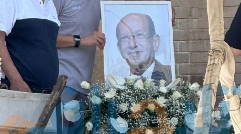 على باب الكنيسة.. لطفي لبيب يستقبل المعزين بابتسامة أخيرة