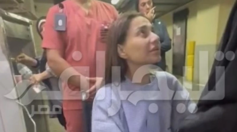 على كرسي متحرك.. بسمة وهبة تعزي أسرة سامح عبد العزيز بالمستشفى