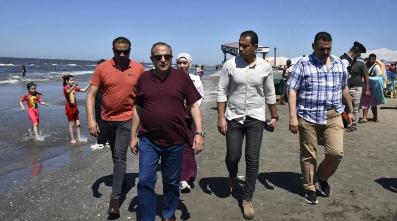 محافظ بورسعيد في جولة مفاجئة على الشاطئ: السلامة أولا في إطار حرصه على سلامة المواطنين والمصطافين، أجرى اللواء أركان حرب محب حبشي، محافظ بورسعيد، جولة مفاجئة على شاطئ المدينة بنطاق