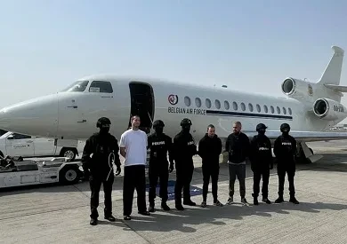 شرطة دبي تقوم بتسليم ثلاثة أشخاص مطلوبين دولياً إلى بلجيكا بتهم مرتبطة بالجريمة المنظمة.