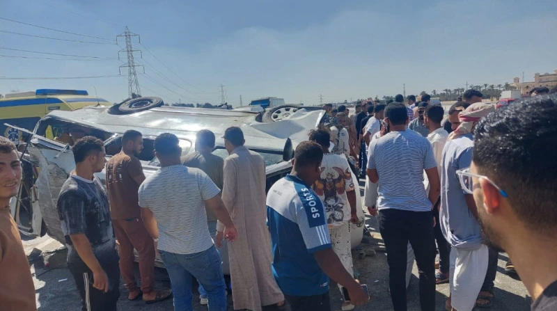 انقلاب ميكروباص يودي بحياة شخص ويصيب 9 في الشيخ زايد