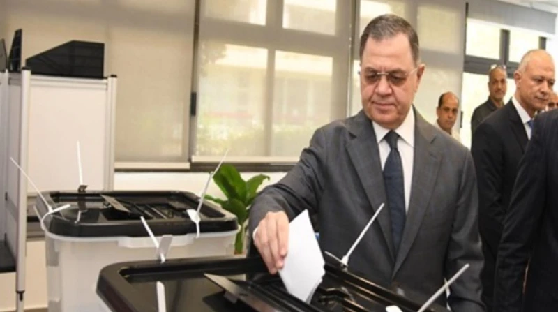 وزير الداخلية يُدلي بصوته في الانتخابات ويتابع تأمين استحقاق الشيوخ