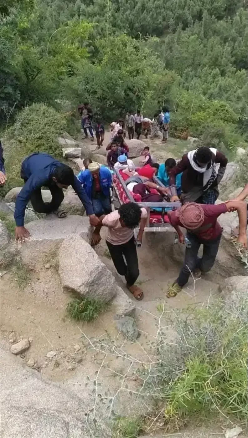 حادث مروع في تعز: إصابة 15 شخصًا، بينهم نساء وأطفال، على منحدر الموت (فيديو)