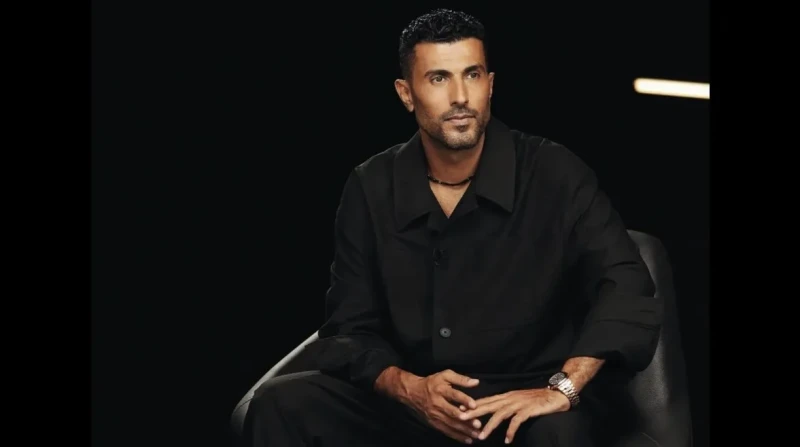 داخل المصعد.. محمد سامي يقع في موقف محرج مع زوجين.