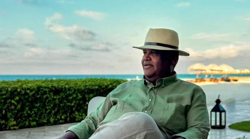 بعد غياب 16 عامًا عن مصر.. نبيل شعيل يصل إلى مراسي استعدادًا لحفله