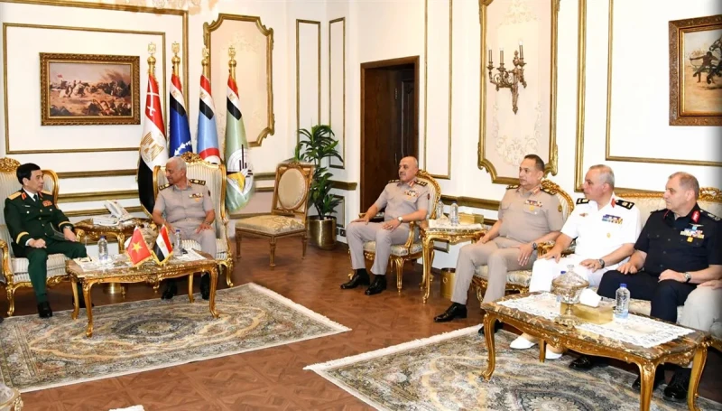 الفريق أول عبد المجيد صقر يجتمع مع وزير الدفاع الفيتنامي