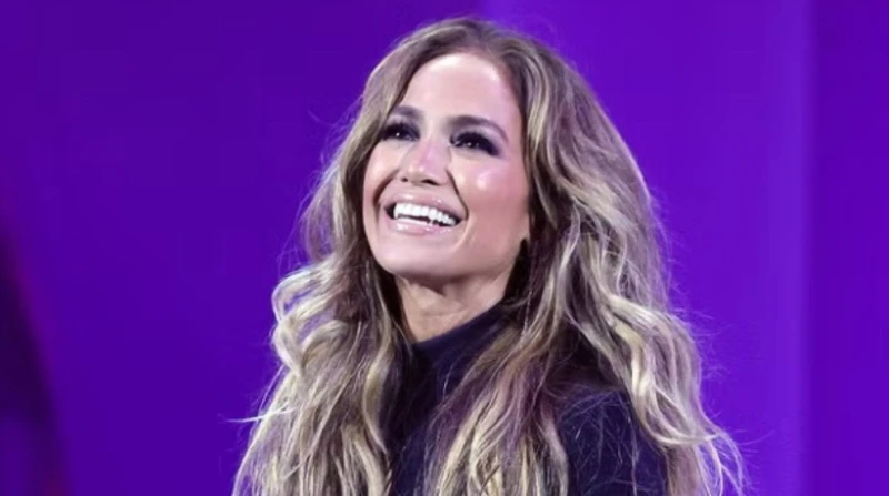 صرصور يهاجم جينيفر لوبيز على المسرح.. كيف تصرفت؟