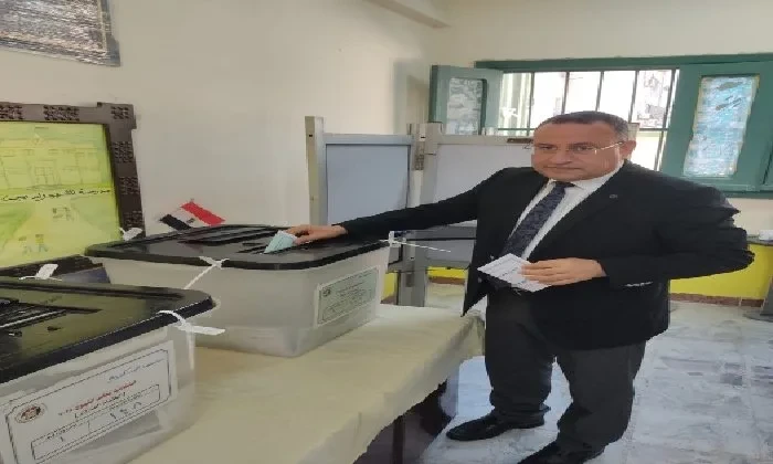 رئيس جامعة الإسكندرية يشارك في انتخابات مجلس الشيوخ ويحث على الانخراط الفعّال