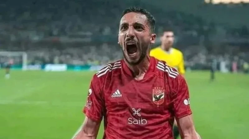 مصدر في الأهلي يوضح مستقبل كريم فؤاد وملف دفعة "أبو علي"