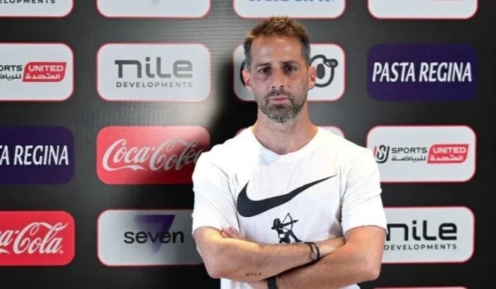 مناقشة فيريرا مع لاعبي الزمالك بعد الانتصار على سيراميكا