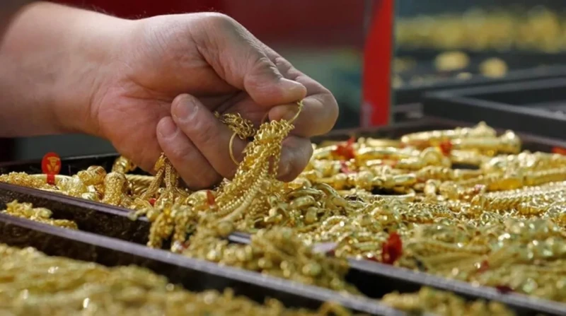 استقرار أسعار الذهب على الصعيدين المحلي والعالمي في انتظار تخفيض الفائدة الأمريكية