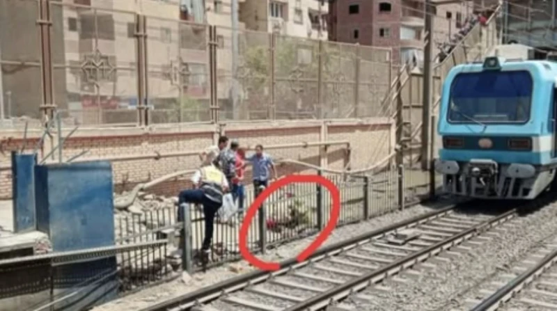 “قفل عليها الباب”.. إصابة فتاة علقت يدها بباب المترو بمحطة عزبة النخل