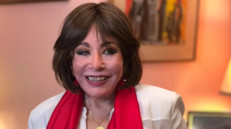 المسلماني يمنح الفنانة لبنى عبدالعزيز "وسام ماسبيرو للإبداع"