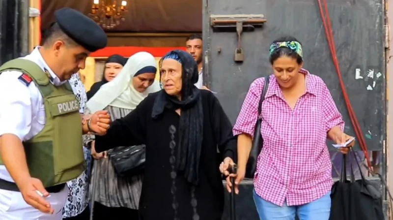 الشرطة تسهل عملية التصويت لكبار السن في انتخابات الشيوخ (صور)