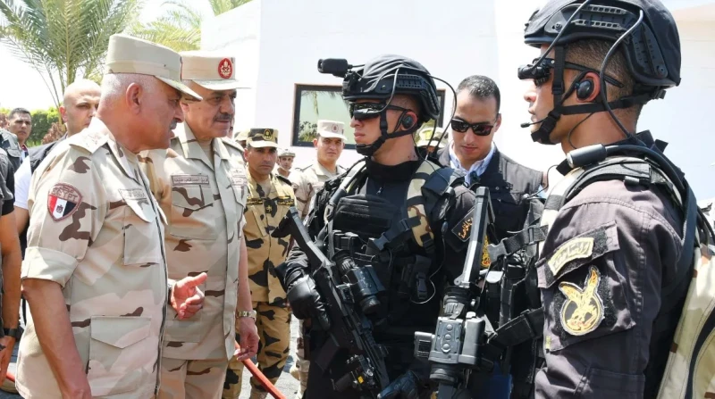 وزير الدفاع يجتمع بالجنود من وحدات المظلات والصاعقة (صور)