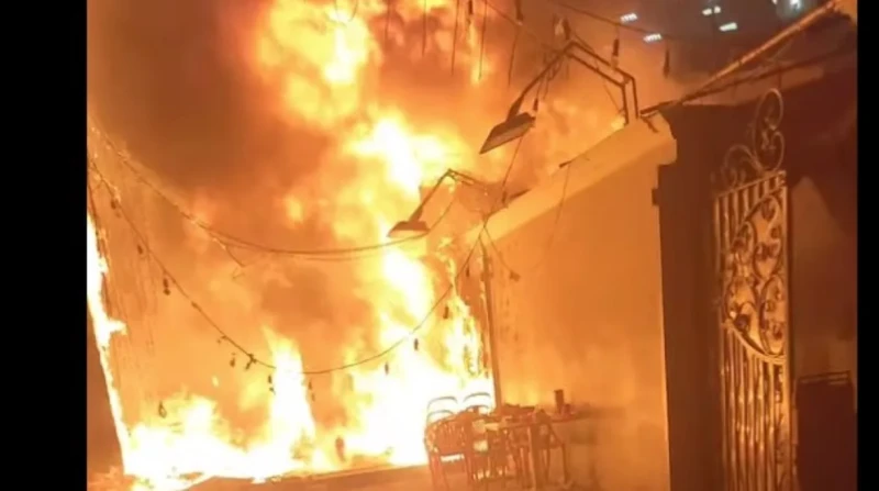 حريق ضخم بالقرب من مترو شبرا الخيمة يدمر مطعم "كشري الخديوي"