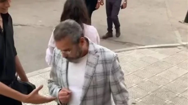 أحمد عبد العزيز عن واقعة رفضه مصافحته لشاب: "حقك عليا"