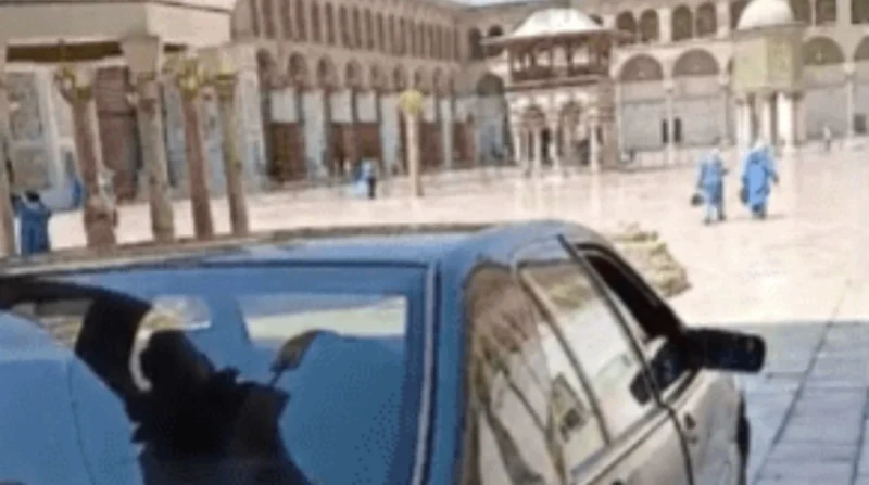 شخص يقود سيارة داخل الجامع الأموي.. رد فعل غاضب من أحمد كريمة