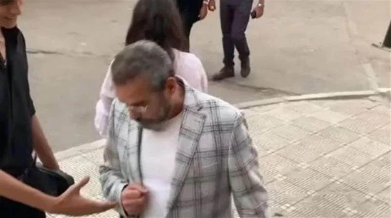 أحمد عبد العزيز يُعبر عن اعتذاره لشاب بعد رفض مصافحته: "الخطأ مني"