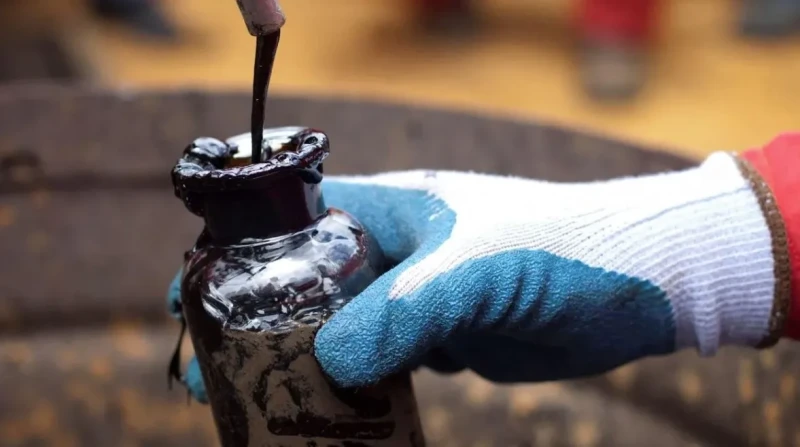 النفط ينخفض بالرغم من تراجع المخزونات وزيادة الطلب من الصين