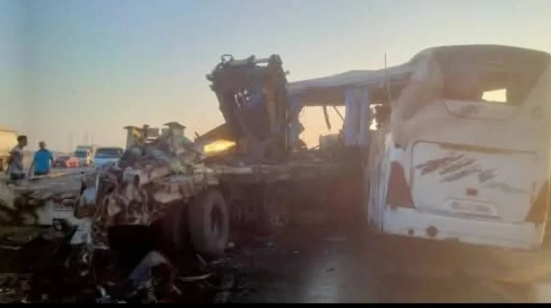 مقتل 7 وإصابة 44 جراء حادث تصادم على الطريق الصحراوي الشرقي