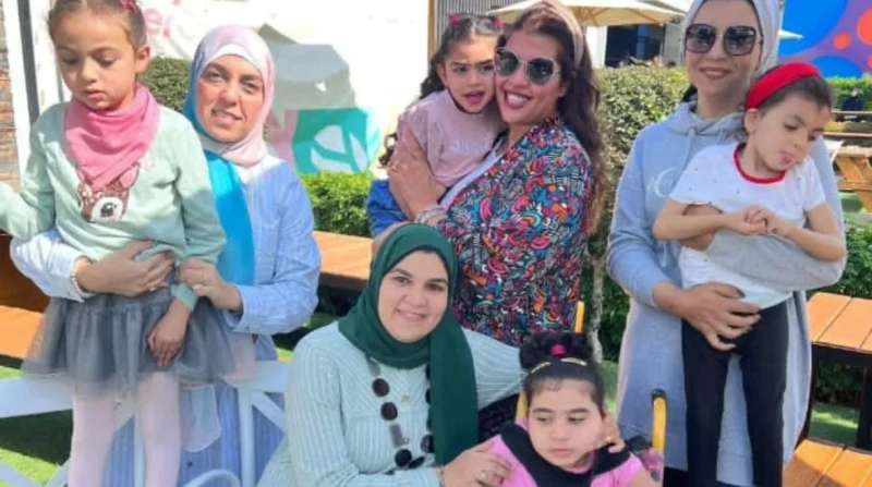تجارب أمهات يواجهن التحديات مع بناتهن بسبب "المرض غير المفهوم"