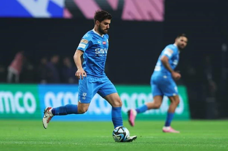 نيفز يعود إلى تدريبات الهلال بعد انتهاء إجازته الصيفية