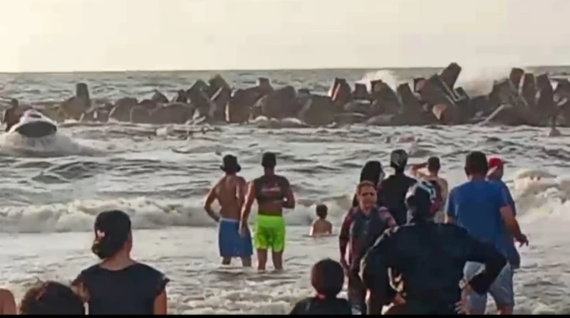 قبل الغرق.. إنقاذ 7 من أسرة واحدة بشاطئ النخيل في الإسكندرية