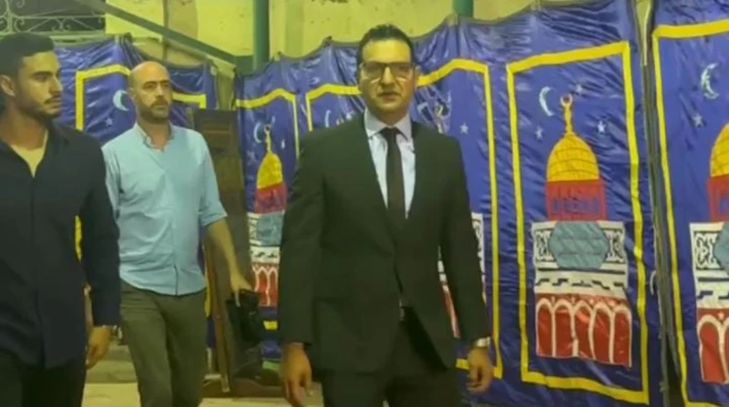 بعد غيابه عن الجنازة.. حمادة بركات يستقبل عزاء والدته (صور)