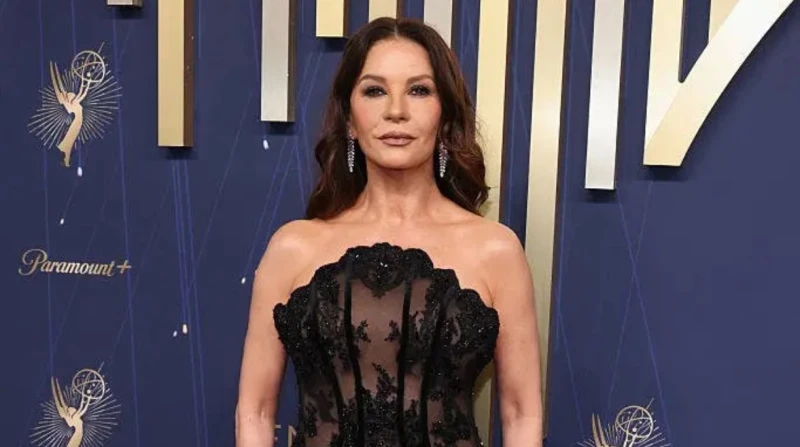 جوائز الإيمي 2025.. فساتين “النيكد دريس” تخطف الأبصار على السجادة الحمراء